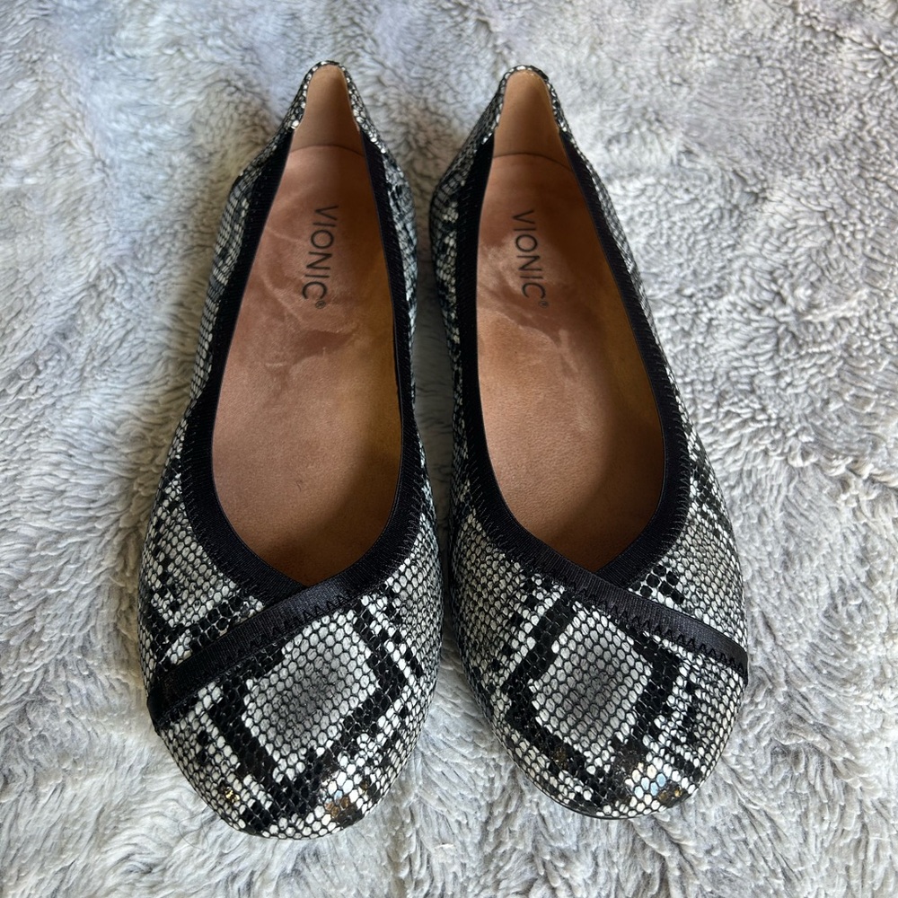 Vionic Women's Caroll Snake Pattern Ballet Flats Size 8 Black White Orthotic